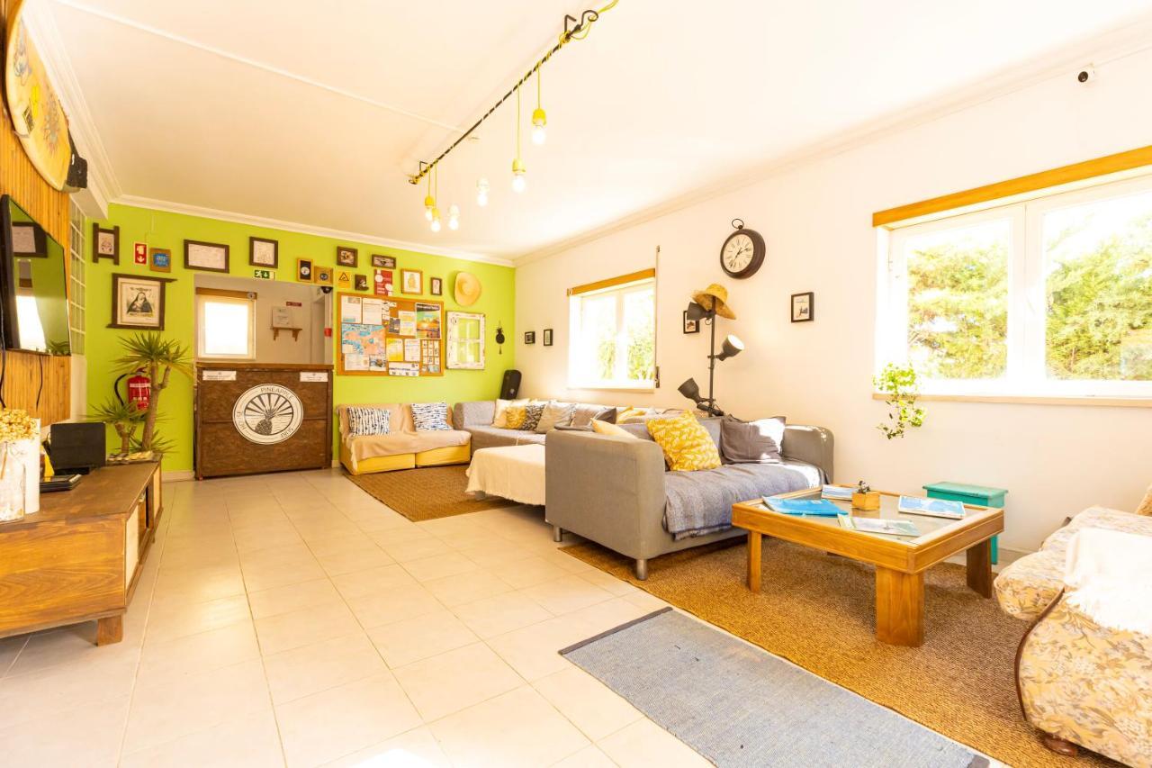 Pineapple Surf House Hostel Atouguia Da Baleia Bagian luar foto