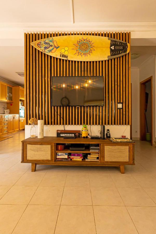 Pineapple Surf House Hostel Atouguia Da Baleia Bagian luar foto