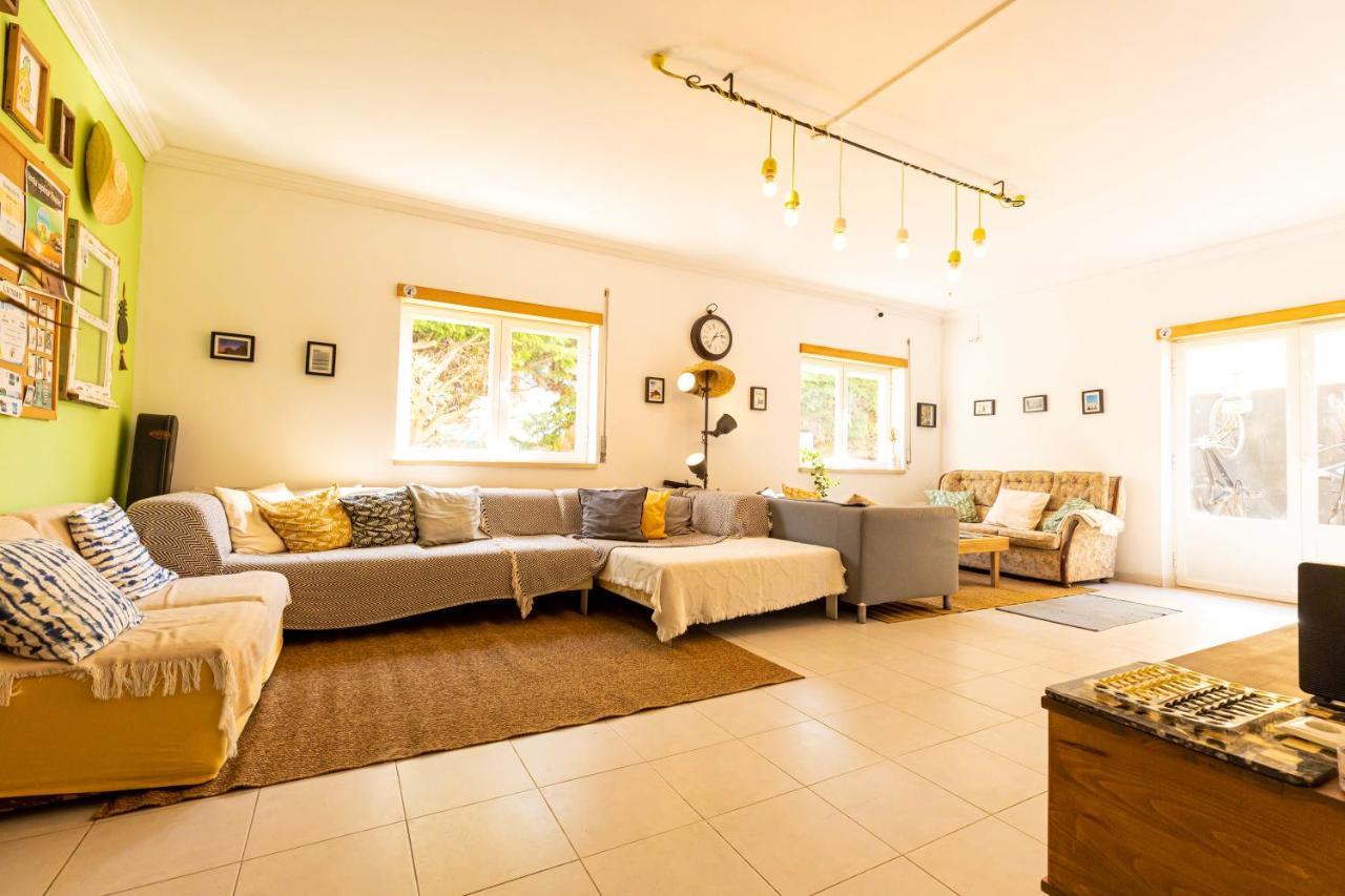 Pineapple Surf House Hostel Atouguia Da Baleia Bagian luar foto