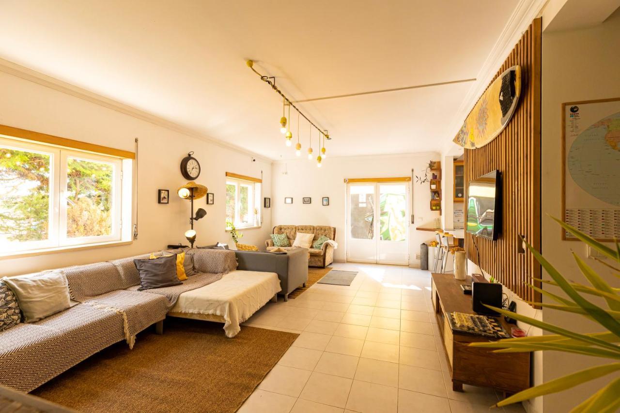 Pineapple Surf House Hostel Atouguia Da Baleia Bagian luar foto