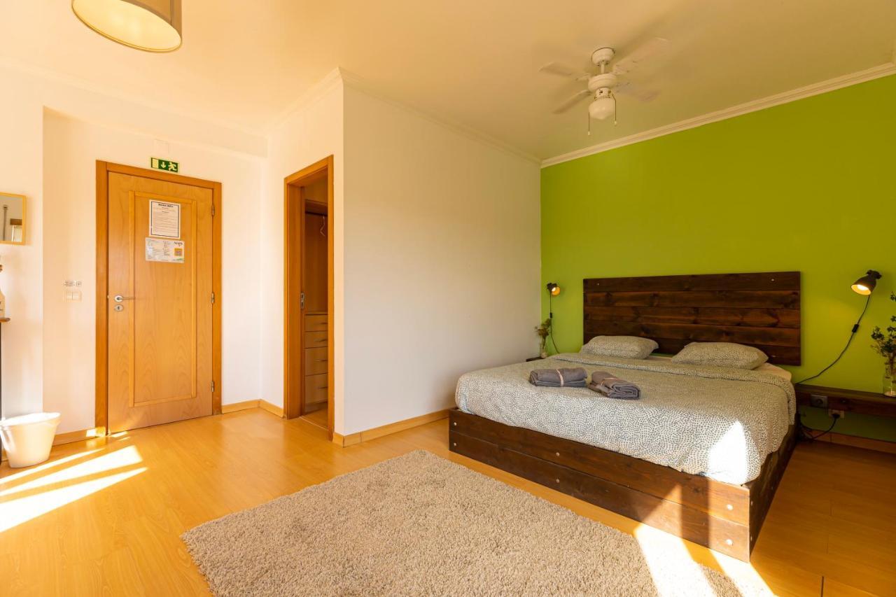 Pineapple Surf House Hostel Atouguia Da Baleia Bagian luar foto