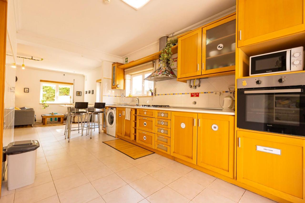 Pineapple Surf House Hostel Atouguia Da Baleia Bagian luar foto