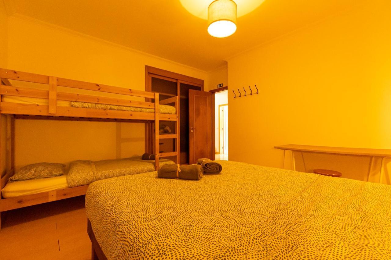 Pineapple Surf House Hostel Atouguia Da Baleia Bagian luar foto