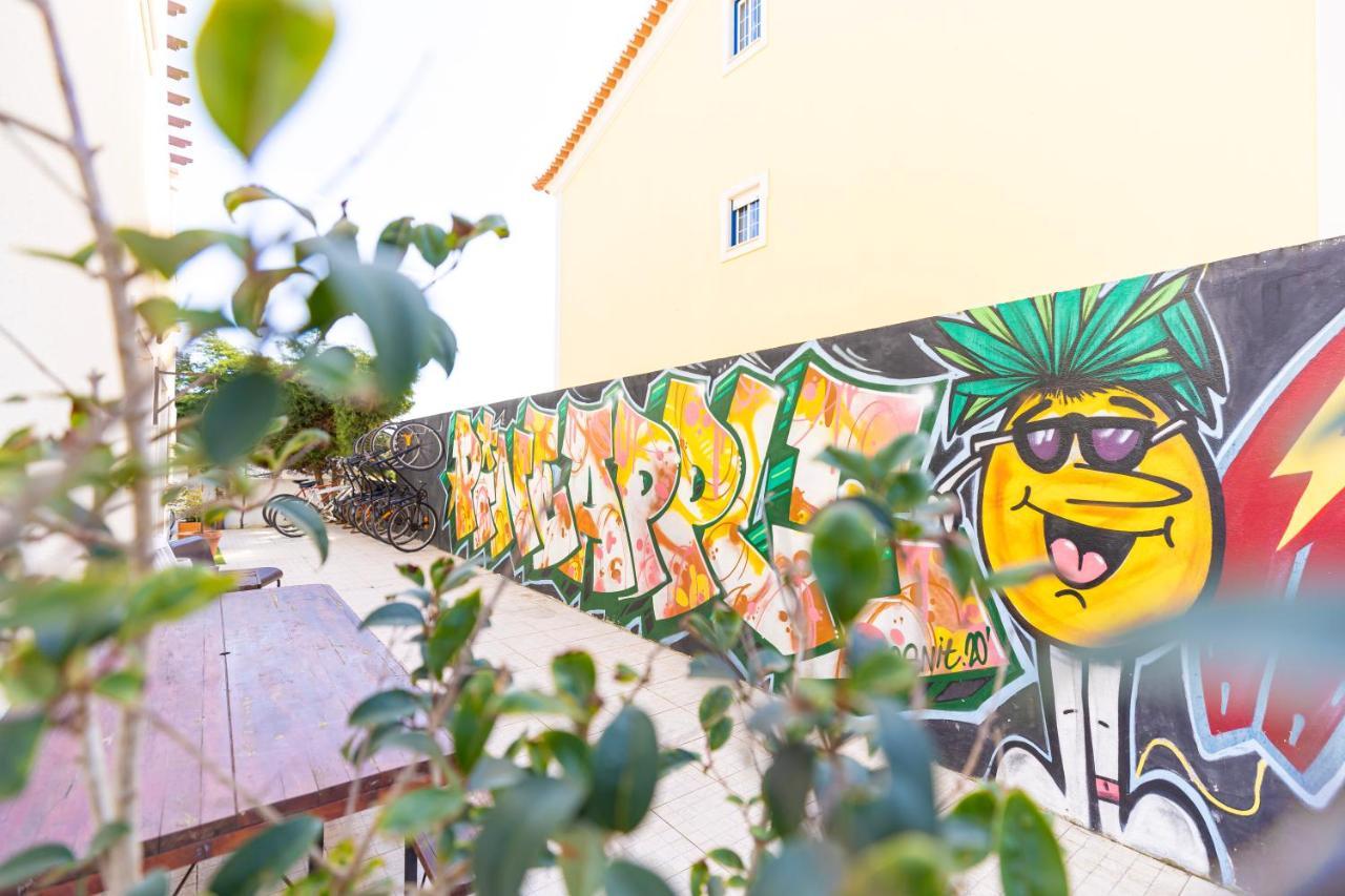 Pineapple Surf House Hostel Atouguia Da Baleia Bagian luar foto