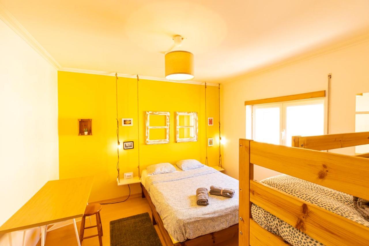 Pineapple Surf House Hostel Atouguia Da Baleia Bagian luar foto