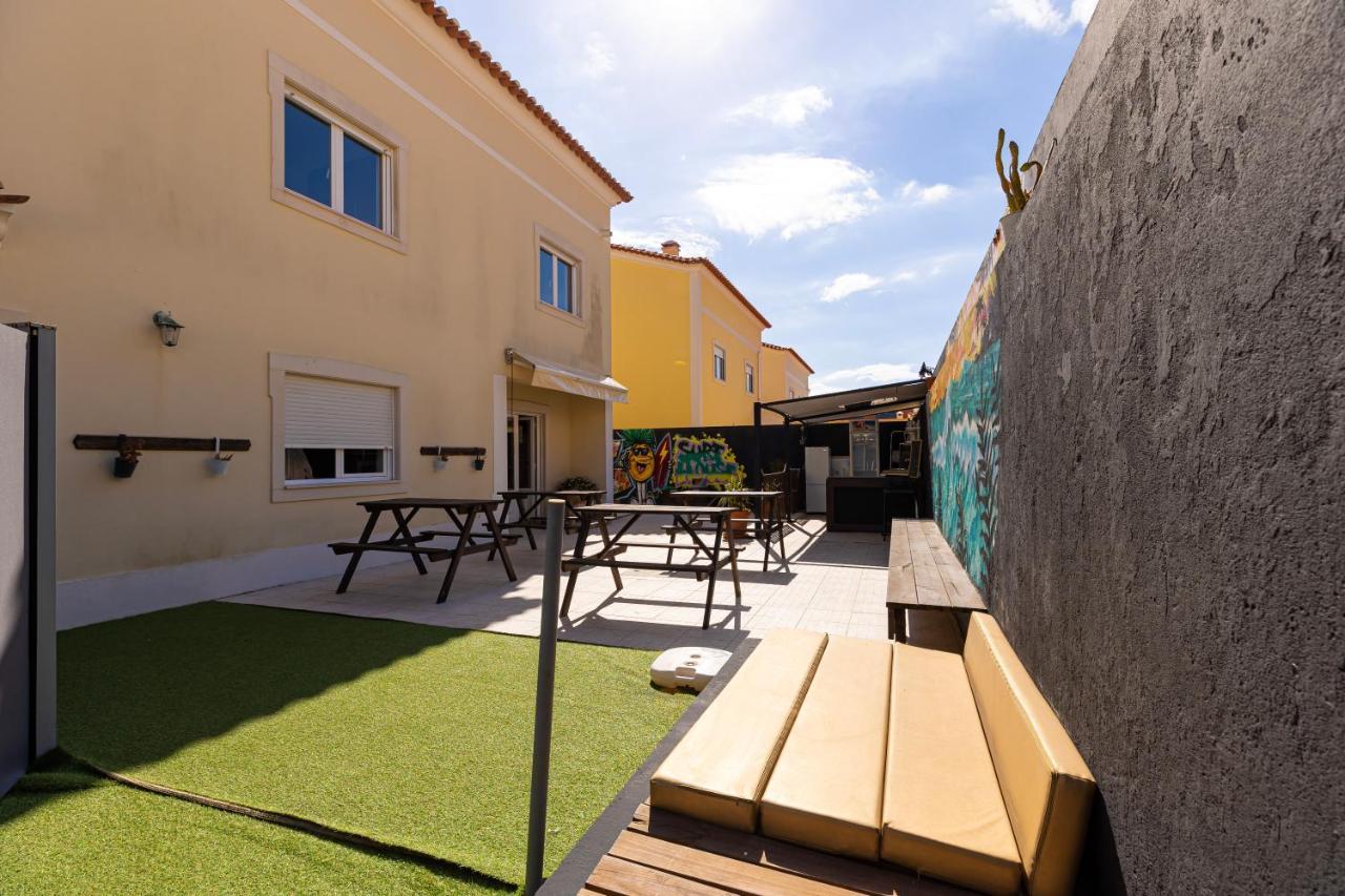 Pineapple Surf House Hostel Atouguia Da Baleia Bagian luar foto