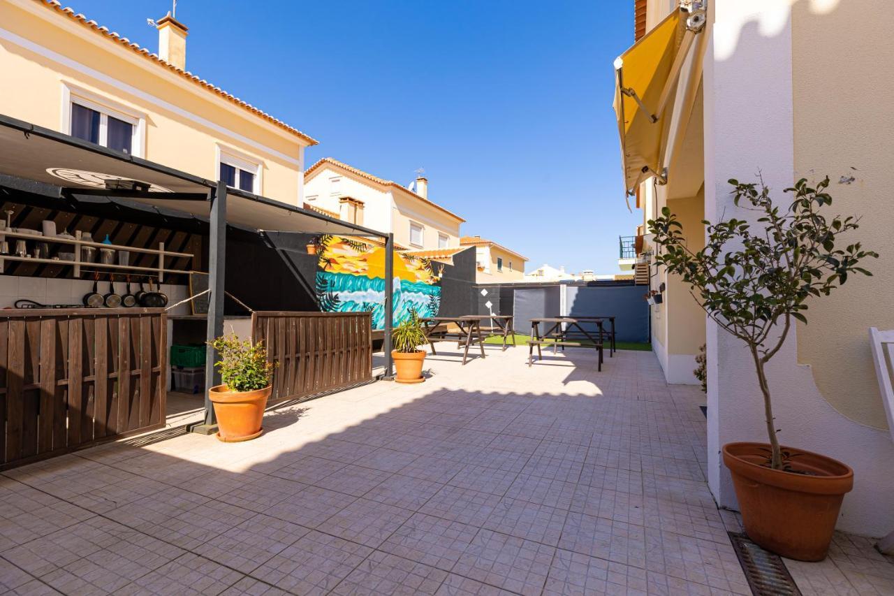 Pineapple Surf House Hostel Atouguia Da Baleia Bagian luar foto