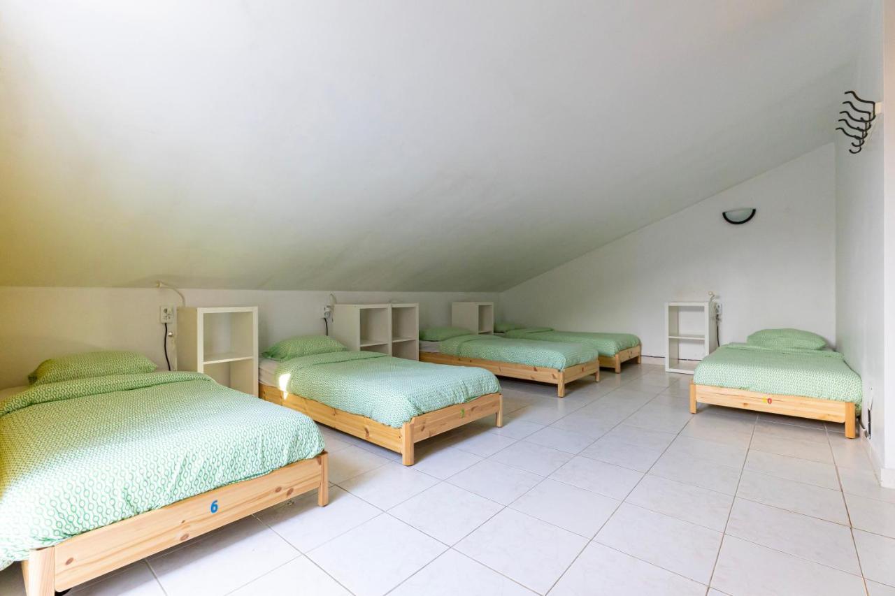 Pineapple Surf House Hostel Atouguia Da Baleia Bagian luar foto