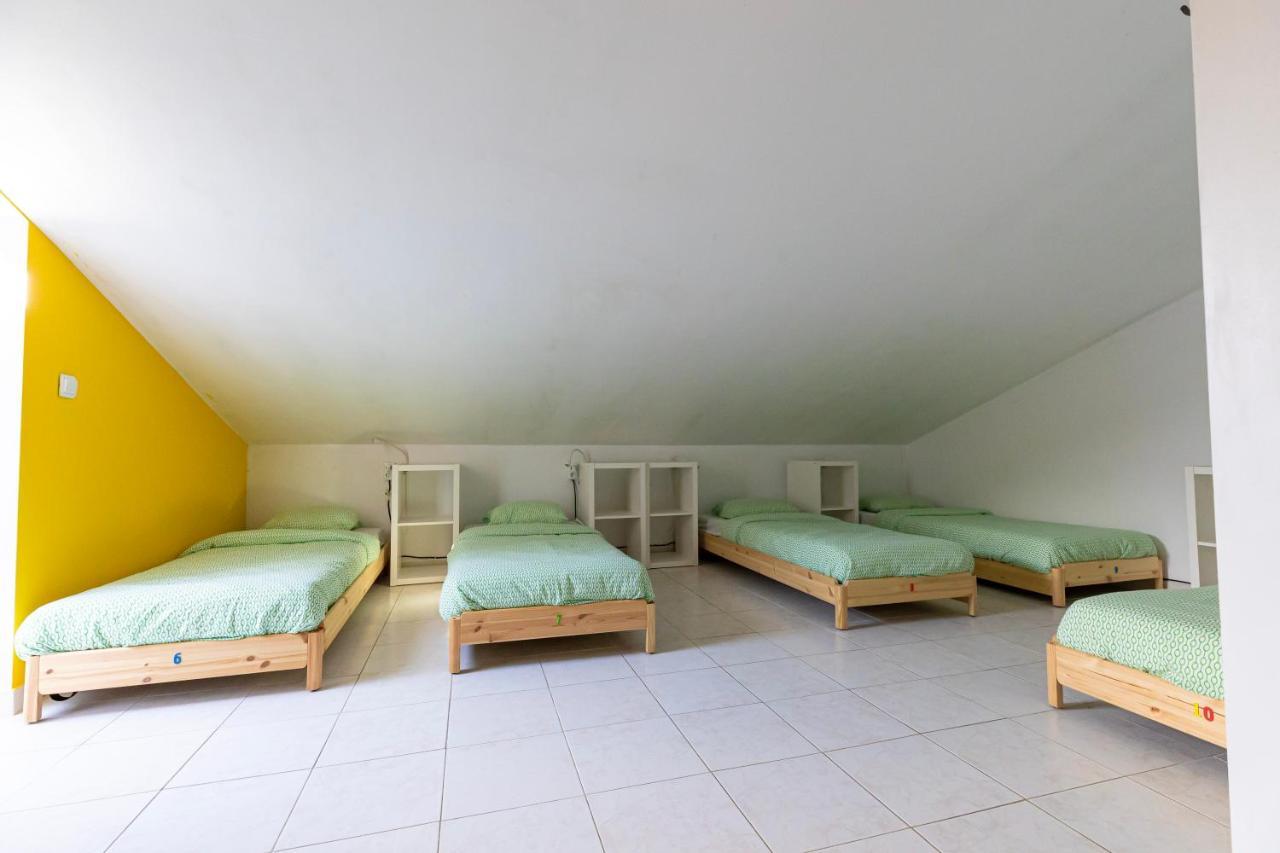 Pineapple Surf House Hostel Atouguia Da Baleia Bagian luar foto