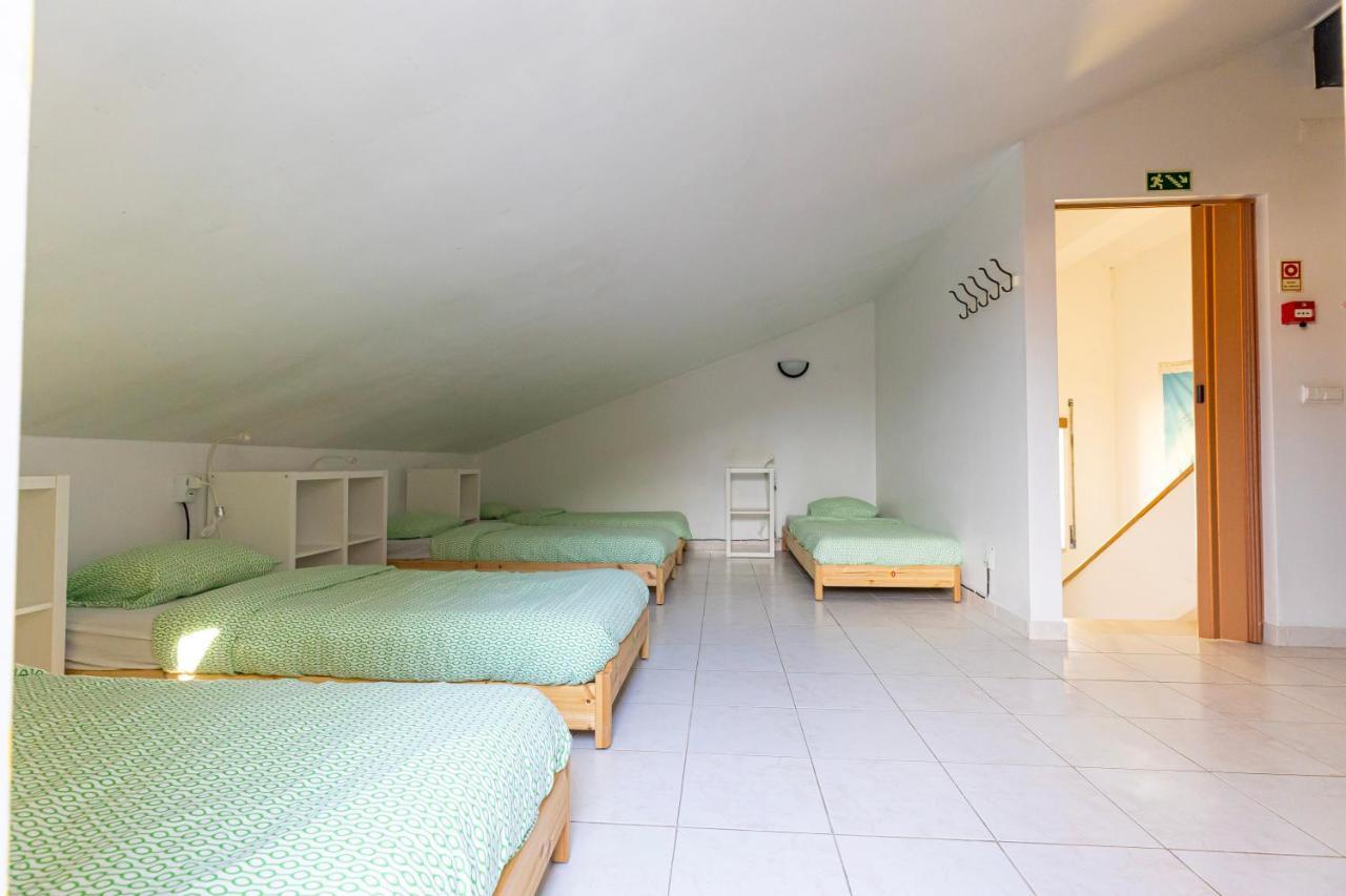 Pineapple Surf House Hostel Atouguia Da Baleia Bagian luar foto