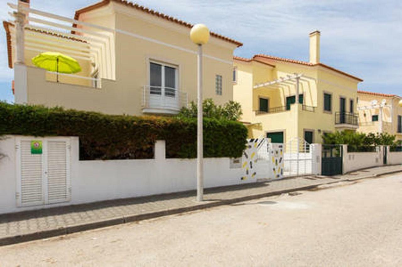 Pineapple Surf House Hostel Atouguia Da Baleia Bagian luar foto