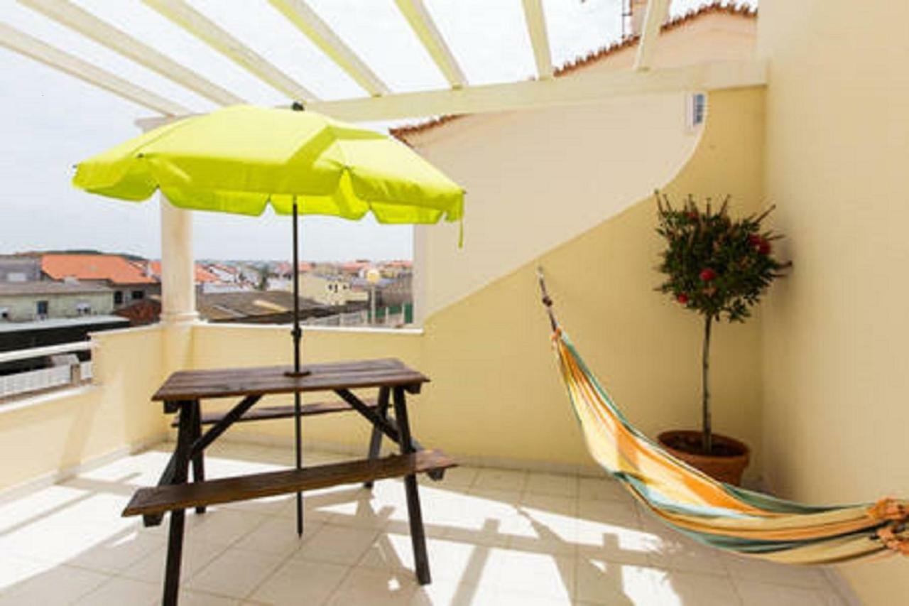 Pineapple Surf House Hostel Atouguia Da Baleia Bagian luar foto